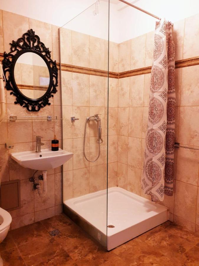Hotel Queen 布加勒斯特 外观 照片